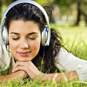 3. Belajar dari mendengarkan musik dan menonton film-film Mandarin