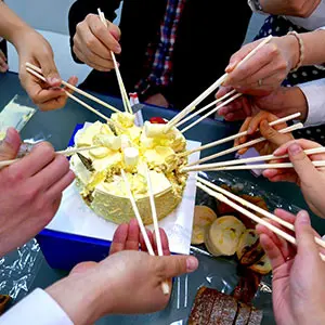 4. Makan Menggunakan Sumpit