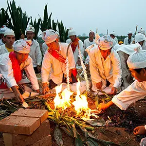 6. Pakaian Putih untuk Berkabung