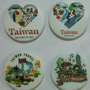 7. Stiker dan pin