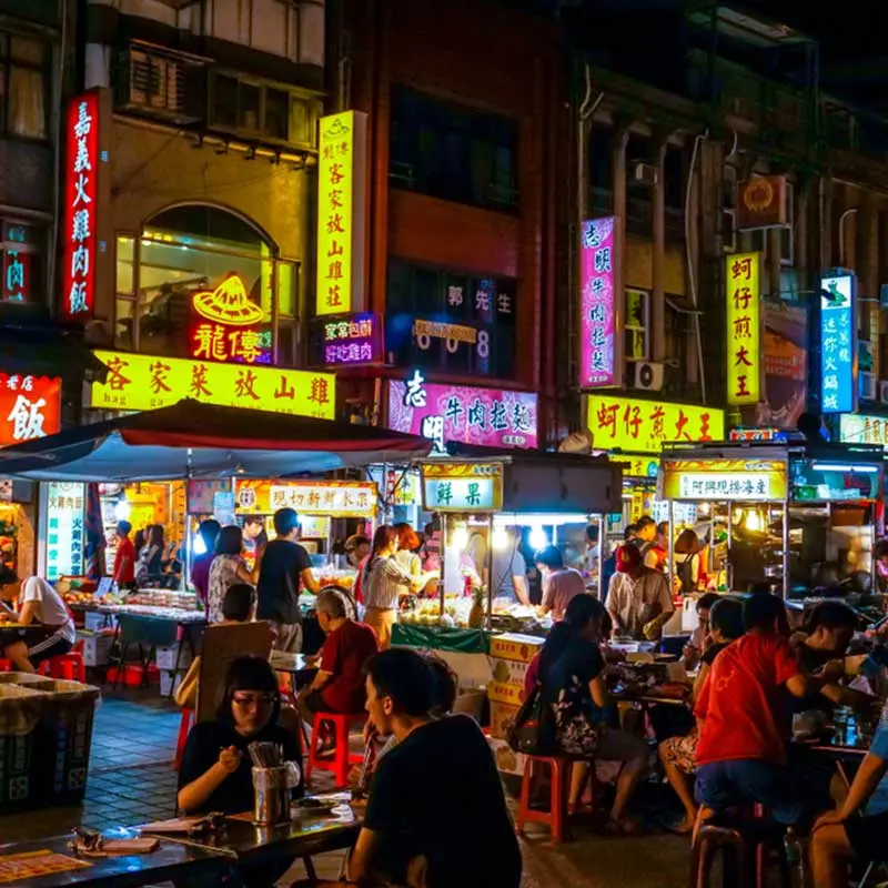Menikmati makanan di Night Market dan mengunjungi Chiang Kai-shek Memorial Hall