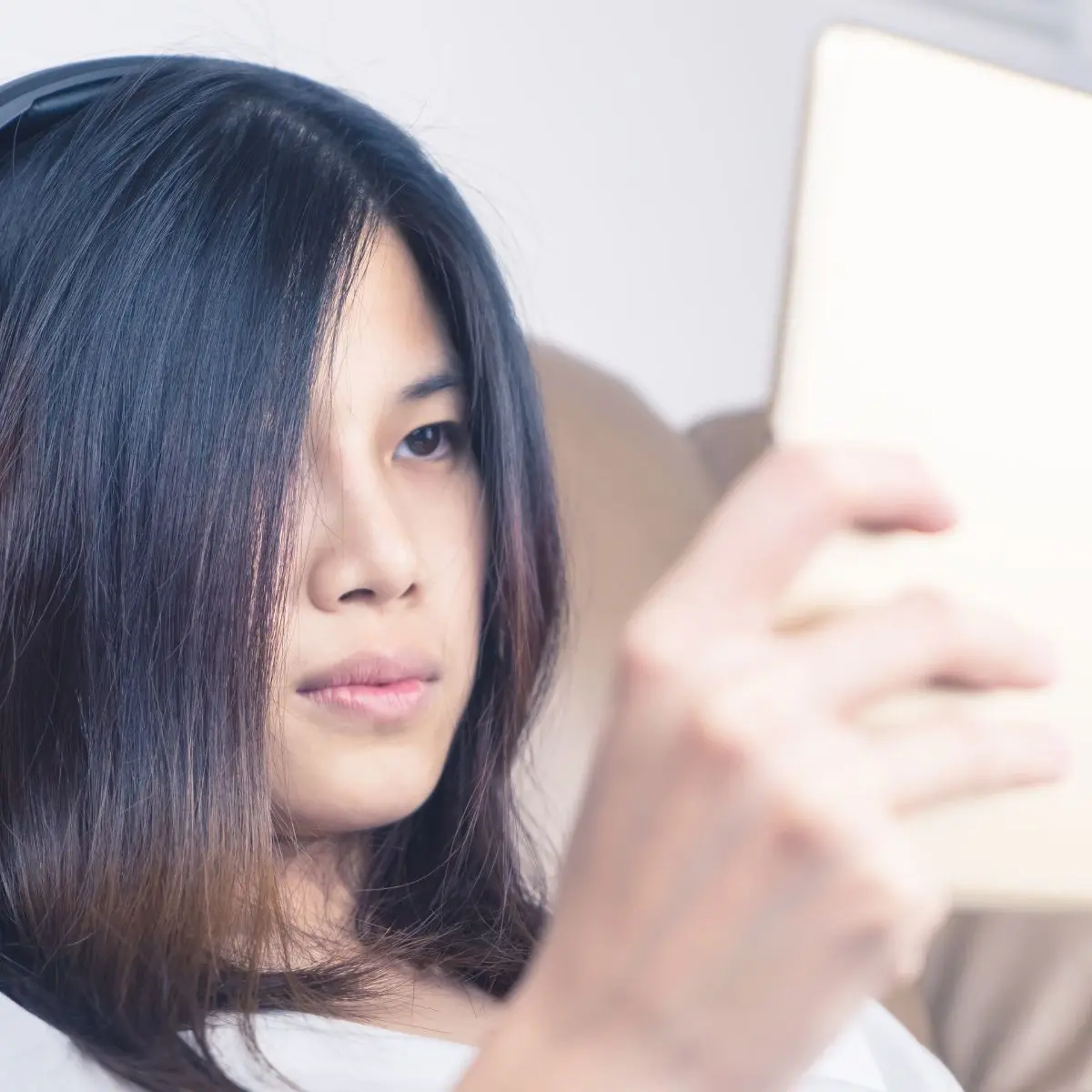 4. Menonton dan Mendengarkan Konten Mandarin