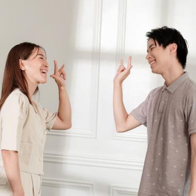 1. Meningkatkan Kemampuan Komunikasi Antar Budaya