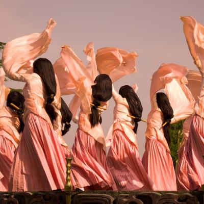 5. Mengenalkan Musik dan Tari Tradisional