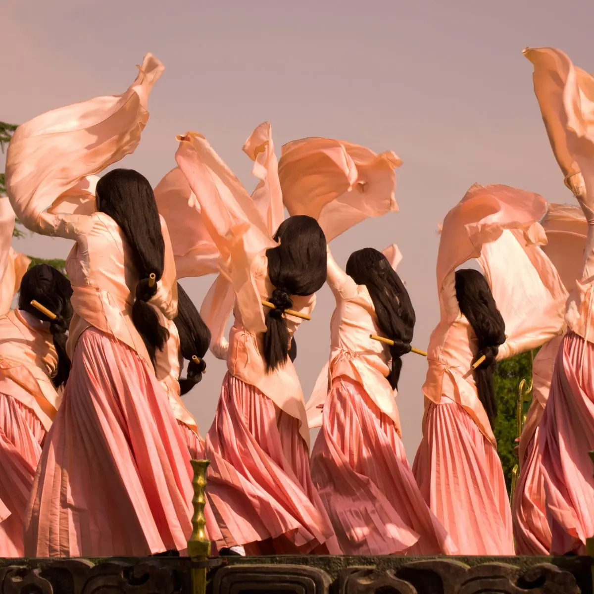 5. Mengenalkan Musik dan Tari Tradisional