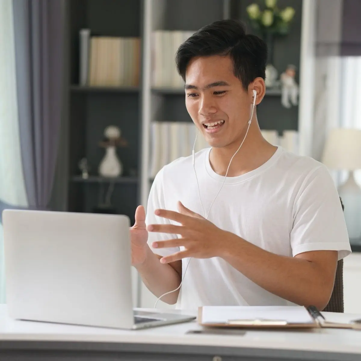 1. Dialek dan Pengucapan 